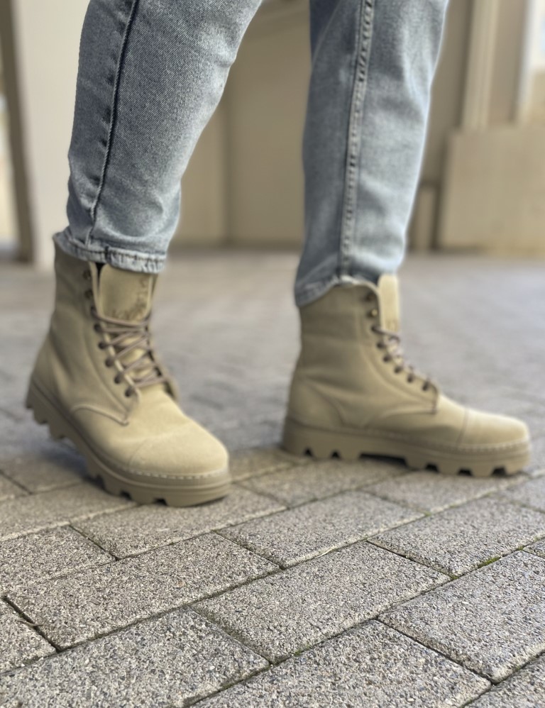 Ανδρικά μπεζ μποτάκια με τρακτερωτή σόλα B026 φωτογραφία